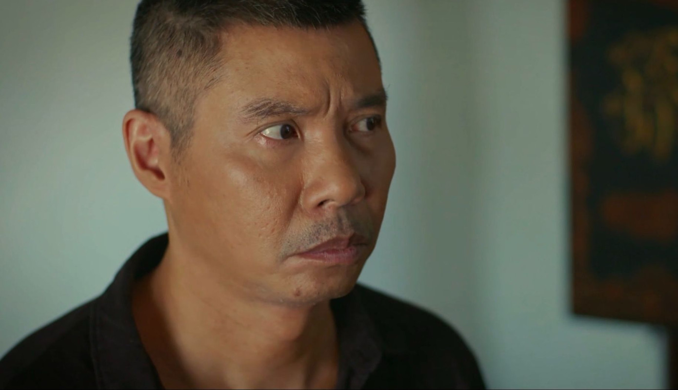 NSND Công Lý vào vai ông bố ở quê, nghiêm khắc nhưng cũng rất thương con gái. NSND Công Lý vào vai ông bố ở quê, nghiêm khắc nhưng cũng rất thương con gái.