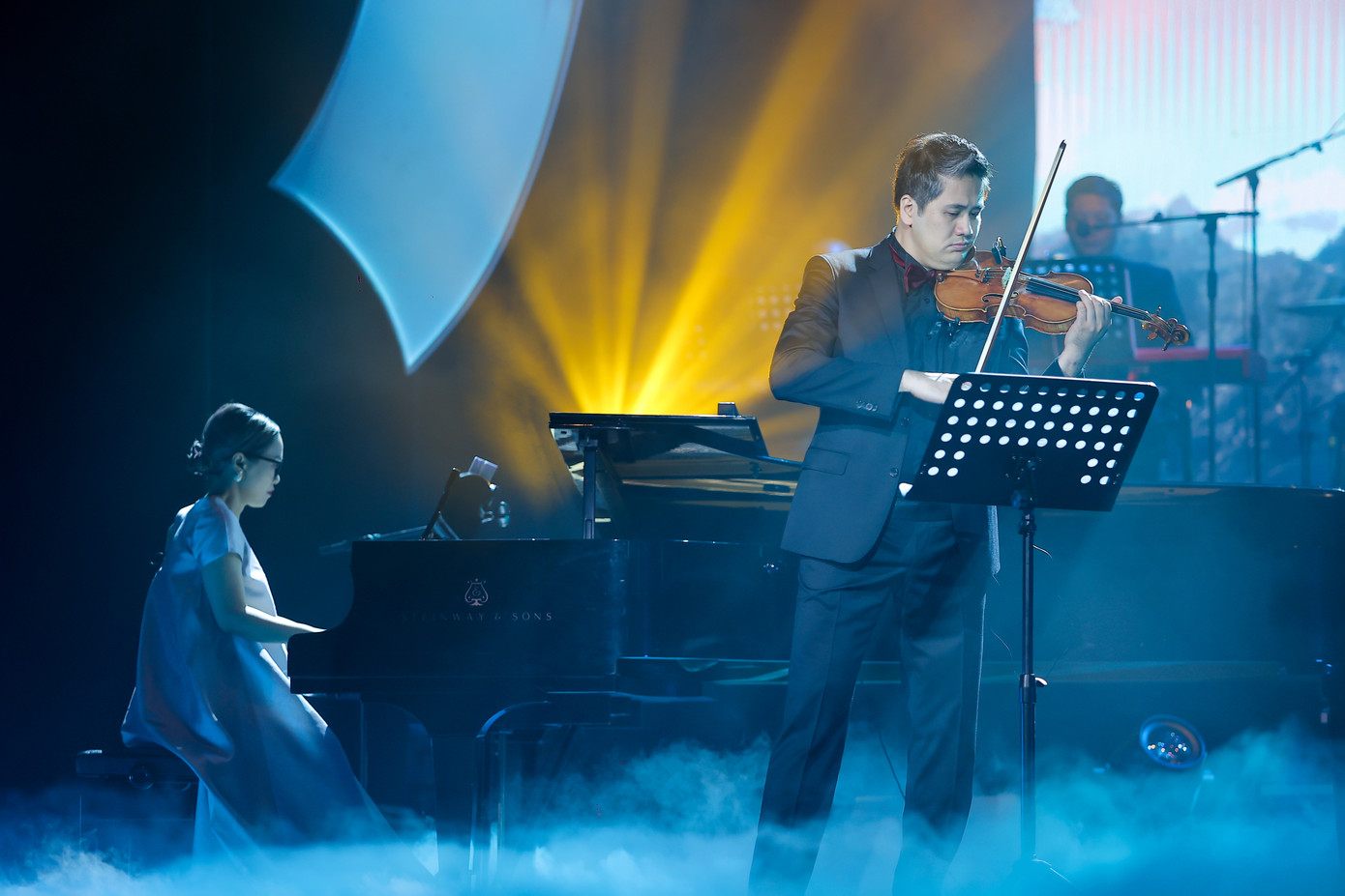 Con gái, con rể nghẹn ngào trong đêm nhạc tưởng nhớ cố nhạc sĩ. Ảnh: BTC. Con gái, con rể nghẹn ngào trong đêm nhạc tưởng nhớ cố nhạc sĩ. Ảnh: BTC.