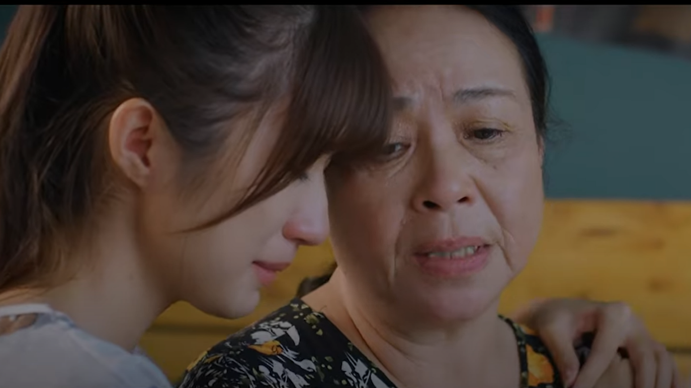 Bà Nga an ủi con gái út.