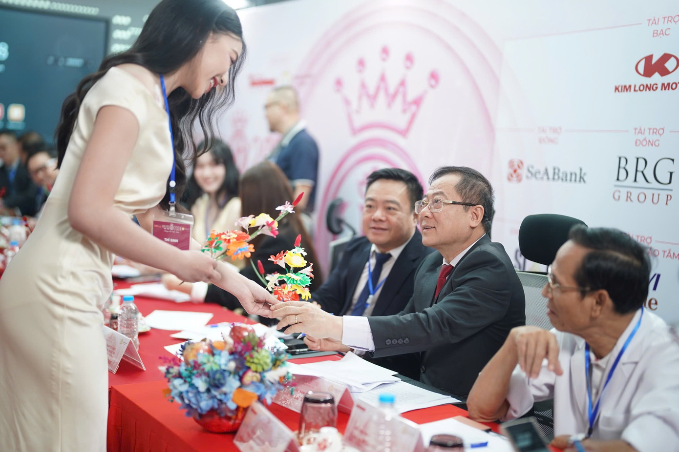 Một thí sinh giao lưu với ban cố vấn.