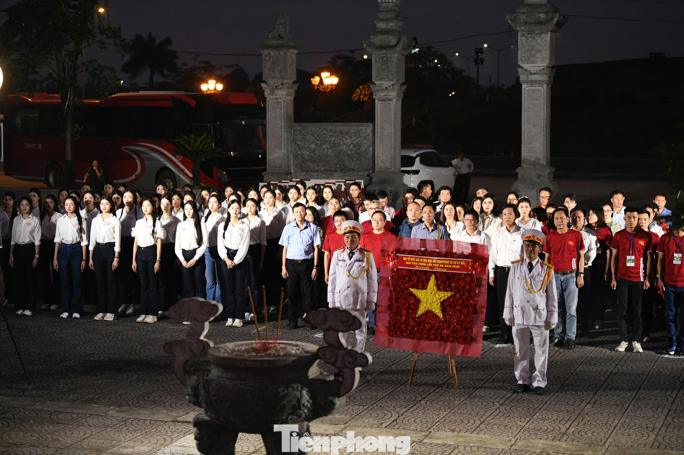 Tối 28/3, ban tổ chức Giải Vô địch Quốc gia Marathon và cự ly dài báo Tiền Phong lần thứ 66 - năm 2025 và các thí sinh Hoa hậu Việt Nam năm 2024 thả hoa đăng trên dòng Thạch Hãn tưởng nhớ và tri ân các anh hùng liệt sĩ.