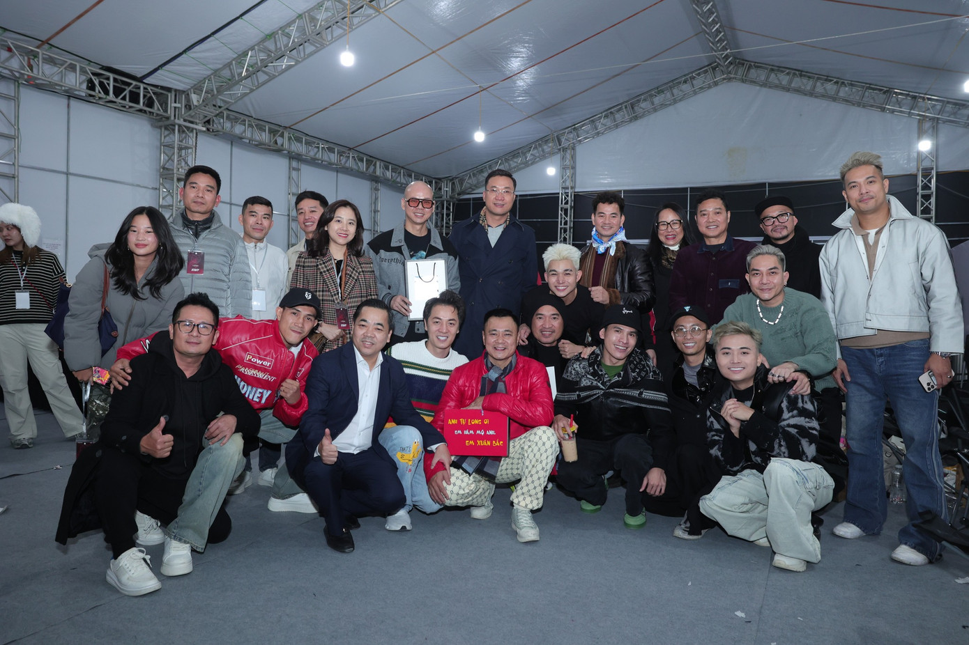 NSND Xuân Bắc cùng một số lãnh đạo, chuyên viên Cục Nghệ thuật biểu diễn thăm hậu trường concert Anh trai vượt ngàn chông gai. Ảnh: BTC. NSND Xuân Bắc cùng một số lãnh đạo, chuyên viên Cục Nghệ thuật biểu diễn thăm hậu trường concert Anh trai vượt ngàn chông gai. Ảnh: BTC.