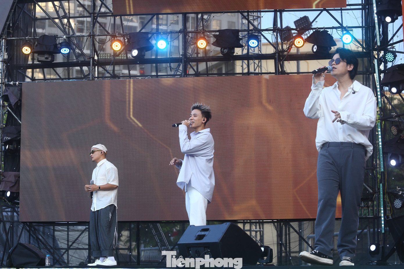 Da LAB chiếm trọn thiện cảm của khán giả khi tham gia Ngày thẻ Việt Nam 2023 - Sóng Festival khi trình diễn các ca khúc Thanh xuân, Gác lại âu lo, Một nhà, Bài ca tuổi trẻ... Da LAB thành lập năm 2007. Từ nhóm nhạc chuyên cover các ca khúc nước ngoài, nhóm nhanh chóng được khán giả yêu mến bởi loạt bản hit như Một nhà, Thanh xuân, Thức giấc, Từ ngày em đến, Gác lại âu lo, Nước mắt em lau bằng tình yêu mới…