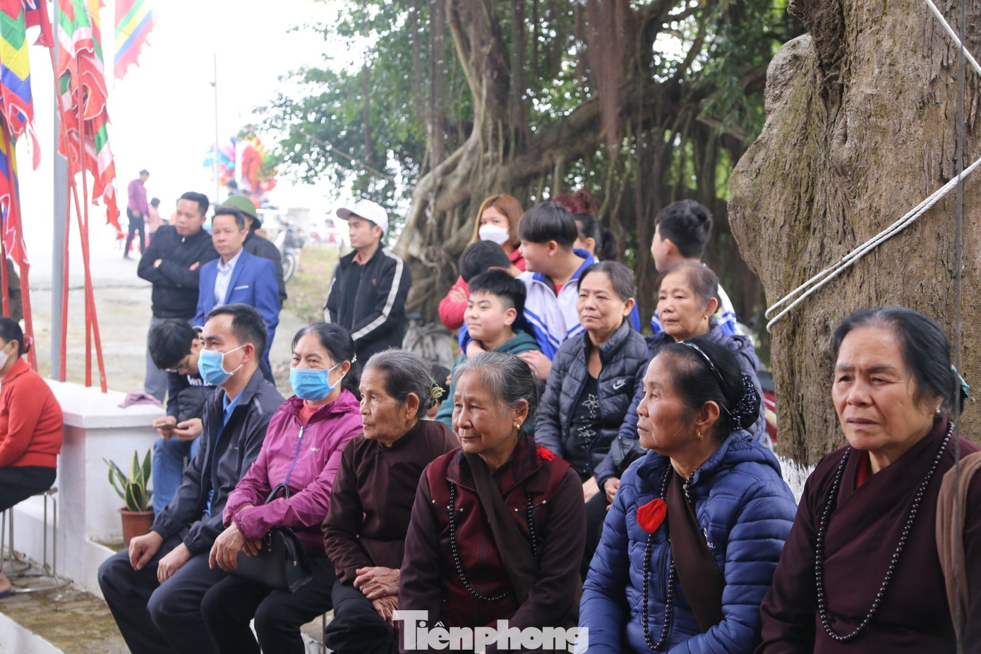 Trao đổi với Tiền Phong, Bí thư Đảng ủy xã Hiền Quan Lưu Văn Hiệu cho biết năm nay, BTC lễ hội Phết Hiền Quan chỉ tổ chức nghi lễ tại đền Hiền Quan theo văn bản của UBND huyện Tam Nông. Dù không có phần đánh phết, người dân vẫn tề tựu về đền theo dõi nghi thức tế lễ. Ảnh: GIA LINH.