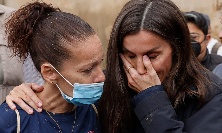 Hoàng hậu Tây Ban Nha (phải) khóc trong chuyến thăm thị trấn Paiporta. Ảnh: EFE. Hoàng hậu Tây Ban Nha (phải) khóc trong chuyến thăm thị trấn Paiporta. Ảnh: EFE.