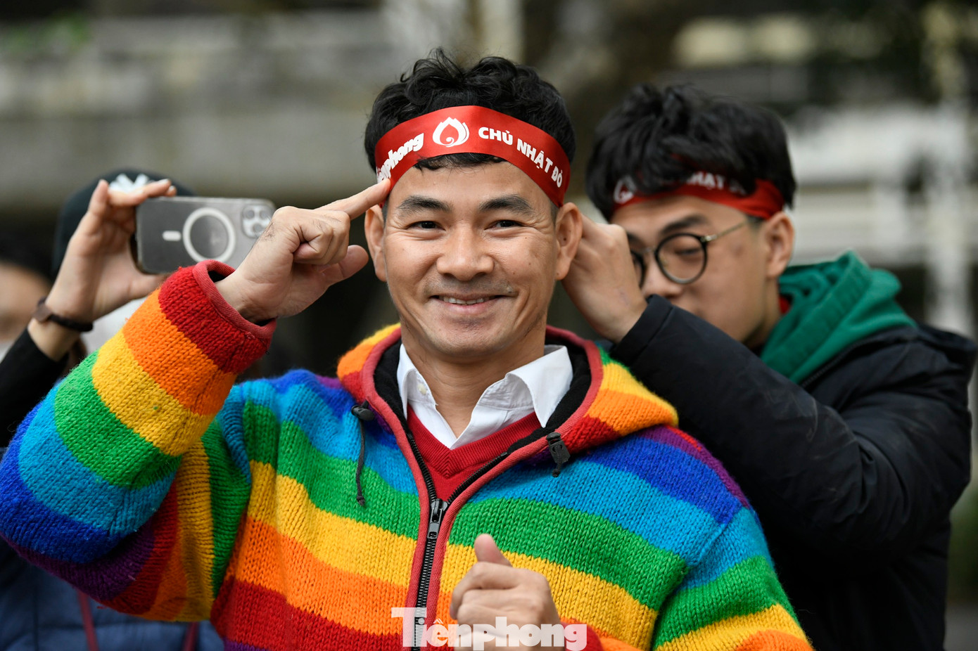 NSƯT Xuân Bắc chia sẻ anh may mắn khi được tham gia sự kiện Chủ Nhật Đỏ trong suốt nhiều năm, vinh dự khi được góp phần nhỏ bé của mình trong thành công của chương trình. “Nếu như không có từng giọt máu sẽ không có đơn vị máu cần thiết mang đến mọi người”, NSƯT Xuân Bắc bày tỏ.