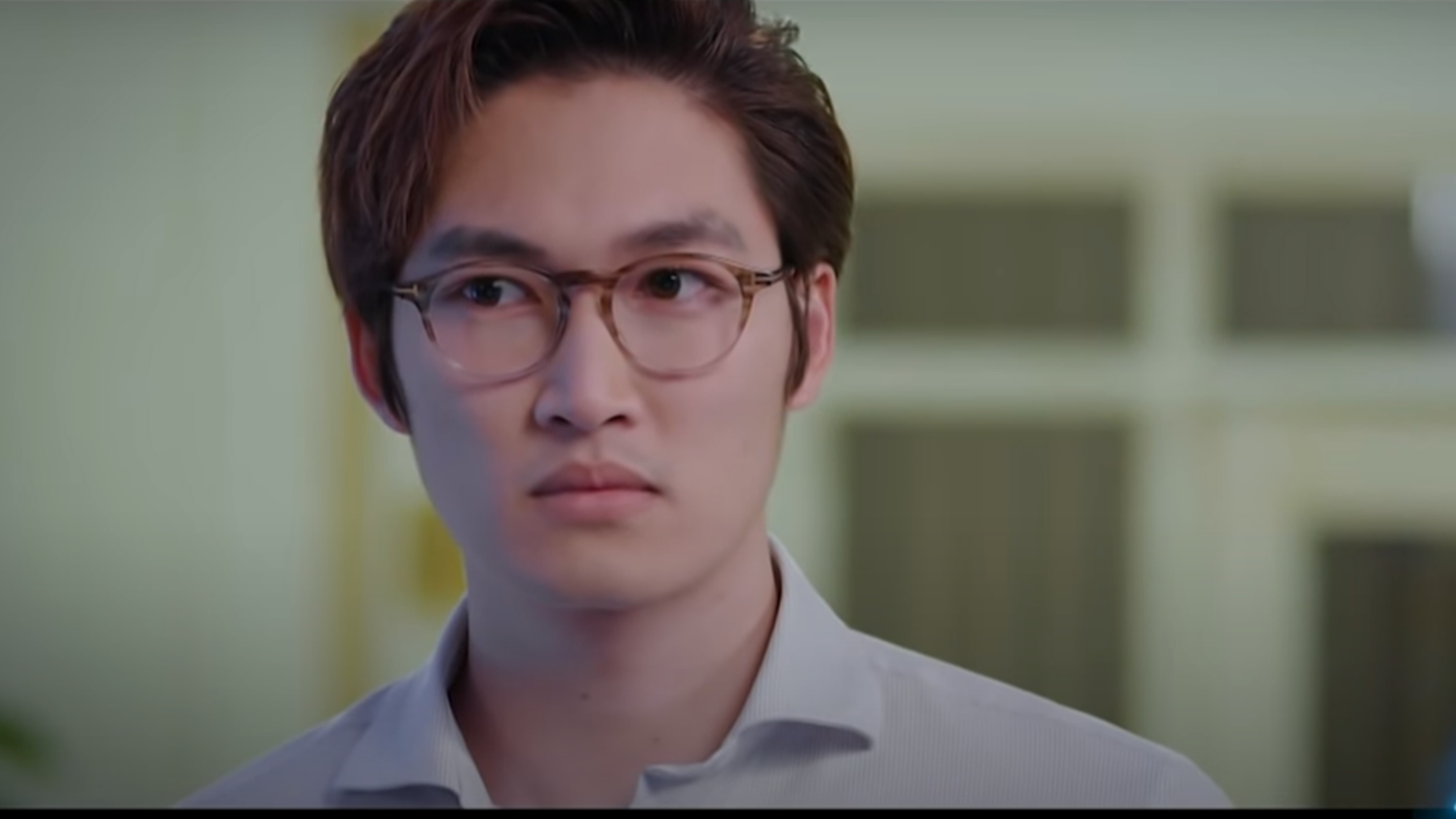 Duy chỉ biết nhìn Trang lên xe cùng "tình địch". Duy chỉ biết nhìn Trang lên xe cùng "tình địch".