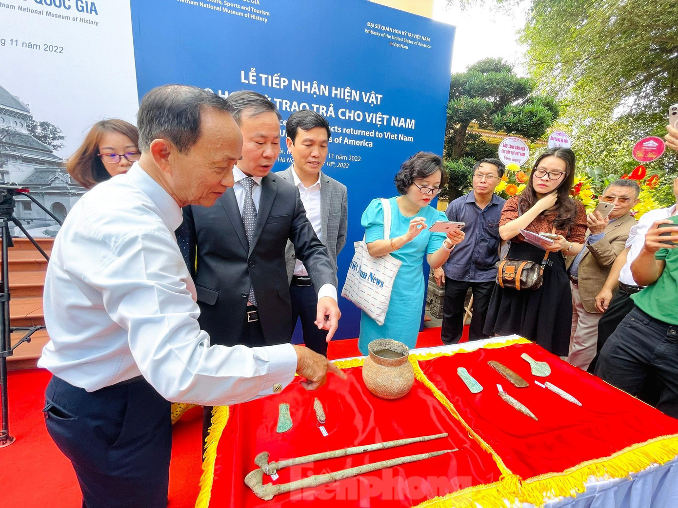 Các đại biểu, khách mời, đại diện cơ quan báo chí chiêm ngưỡng cổ vật trong lễ tiếp nhận. Ảnh: TRỌNG TÀI.