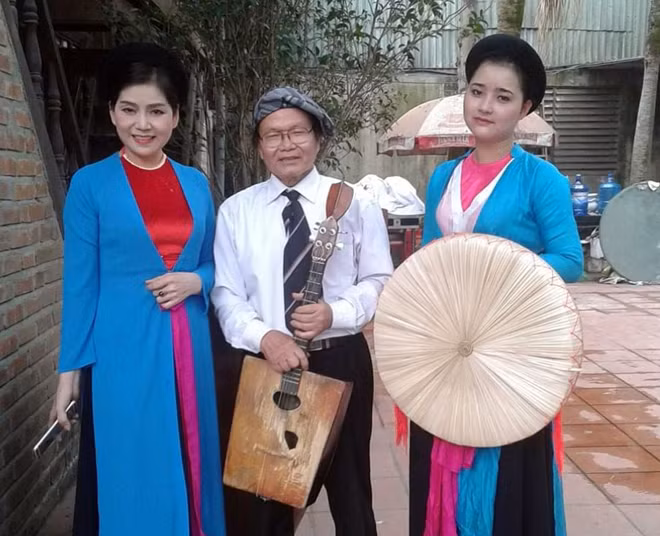 Nhạc sĩ Xuân Ba (giữa) sinh ra trong gia đình có truyền thống âm nhạc. Nhạc sĩ Xuân Ba (giữa) sinh ra trong gia đình có truyền thống âm nhạc.