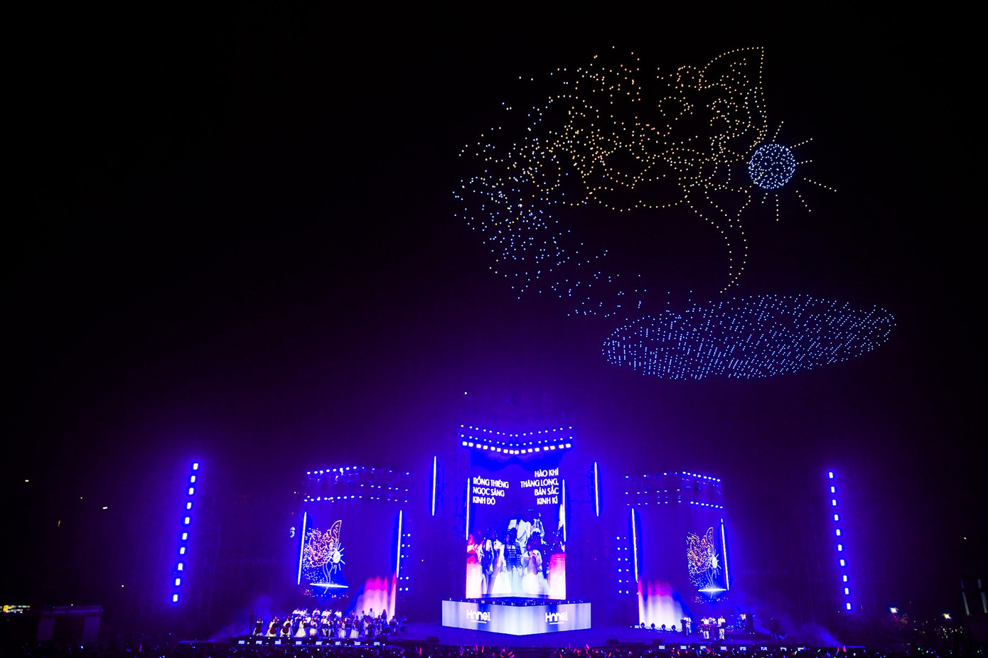 Để phân luồng giao thông, tránh ùn tắc, khoảng 800 chiến sĩ công an triển khai bốn vòng chốt. Khu vực bảo vệ sân khấu có 15 chốt, bãi drone có 24 chốt. Ban tổ chức bố trí 13 điểm trông giữ xe.