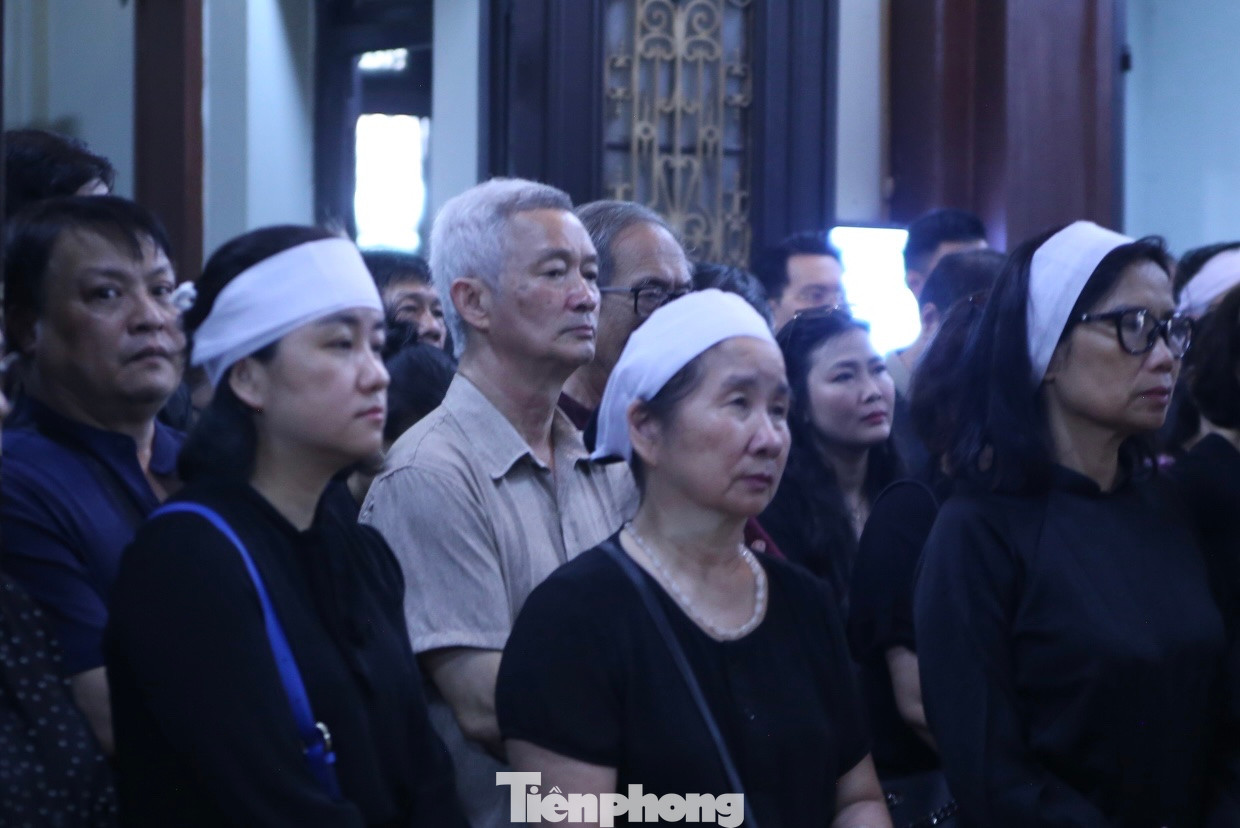 Đạo diễn Phi Tiến Sơn (áo nâu) có mặt tại lễ tang. Ảnh: Gia Linh Đạo diễn Phi Tiến Sơn (áo nâu) có mặt tại lễ tang. Ảnh: Gia Linh