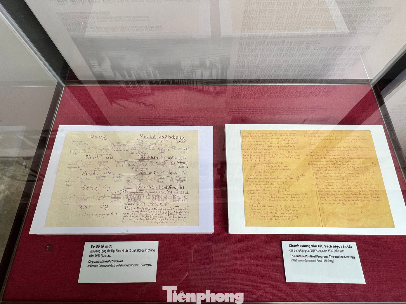 Sơ đồ tổ chức của Đảng Cộng sản Việt Nam và các hội quần chúng (trái) và bản sao Chính cương, sách lược vắn tắt của Đảng.