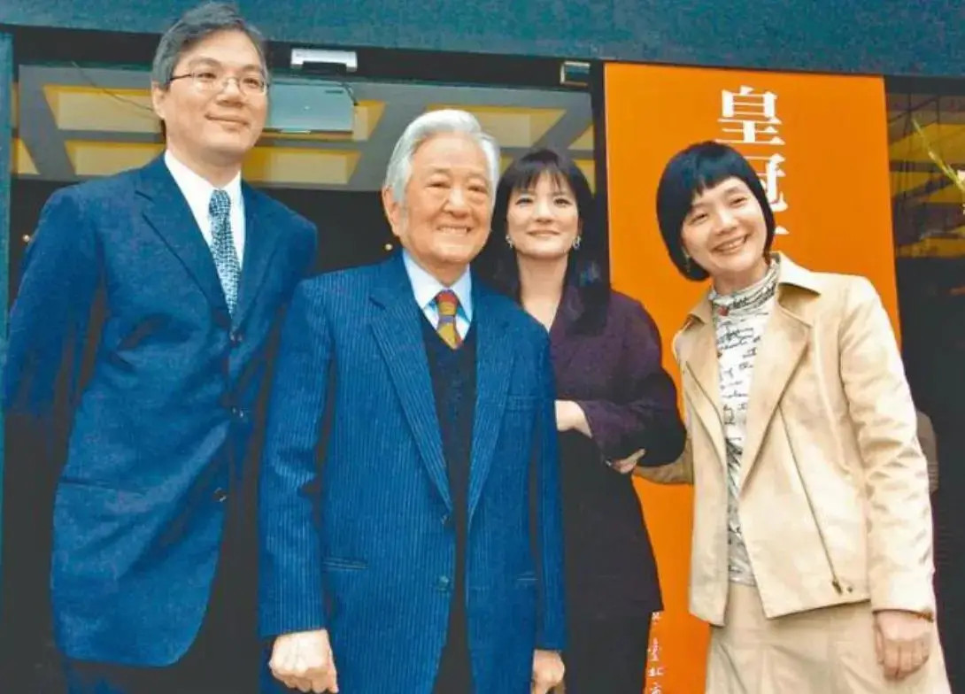 Ông Bình Hâm Đào (thứ hai từ trái sang) và ba người con với vợ đầu. Ông Bình Hâm Đào (thứ hai từ trái sang) và ba người con với vợ đầu.