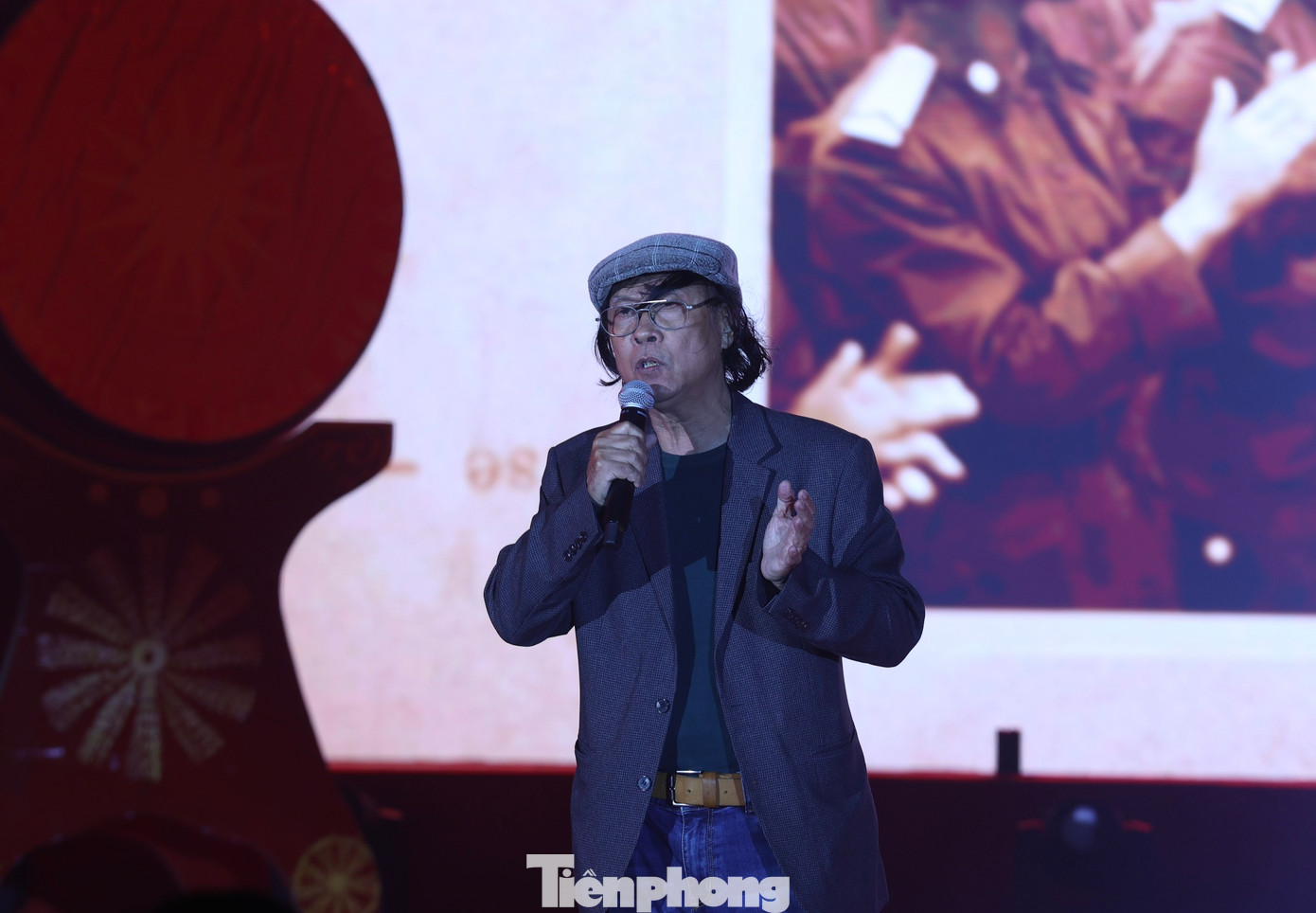 Ngày thơ Việt Nam 2023 là dịp để nhà thơ ở nhiều thế hệ giao lưu, thể hiện tác phẩm. Nhà thơ Nguyễn Việt Chiến mang đến Đêm thơ Nguyên tiêu bài thơ Về khổ đau và đại bác (sáng tác năm 1991). Ảnh: NHƯ Ý. Ngày thơ Việt Nam 2023 là dịp để nhà thơ ở nhiều thế hệ giao lưu, thể hiện tác phẩm. Nhà thơ Nguyễn Việt Chiến mang đến Đêm thơ Nguyên tiêu bài thơ Về khổ đau và đại bác (sáng tác năm 1991). Ảnh: NHƯ Ý.