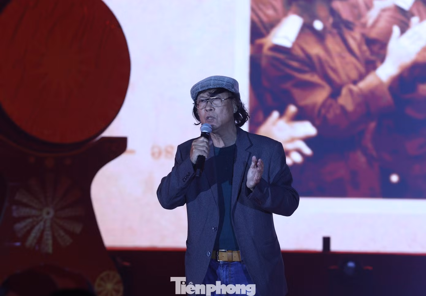 Ngày thơ Việt Nam 2023 là dịp để nhà thơ ở nhiều thế hệ giao lưu, thể hiện tác phẩm. Nhà thơ Nguyễn Việt Chiến mang đến Đêm thơ Nguyên tiêu bài thơ Về khổ đau và đại bác (sáng tác năm 1991). Ảnh: NHƯ Ý.