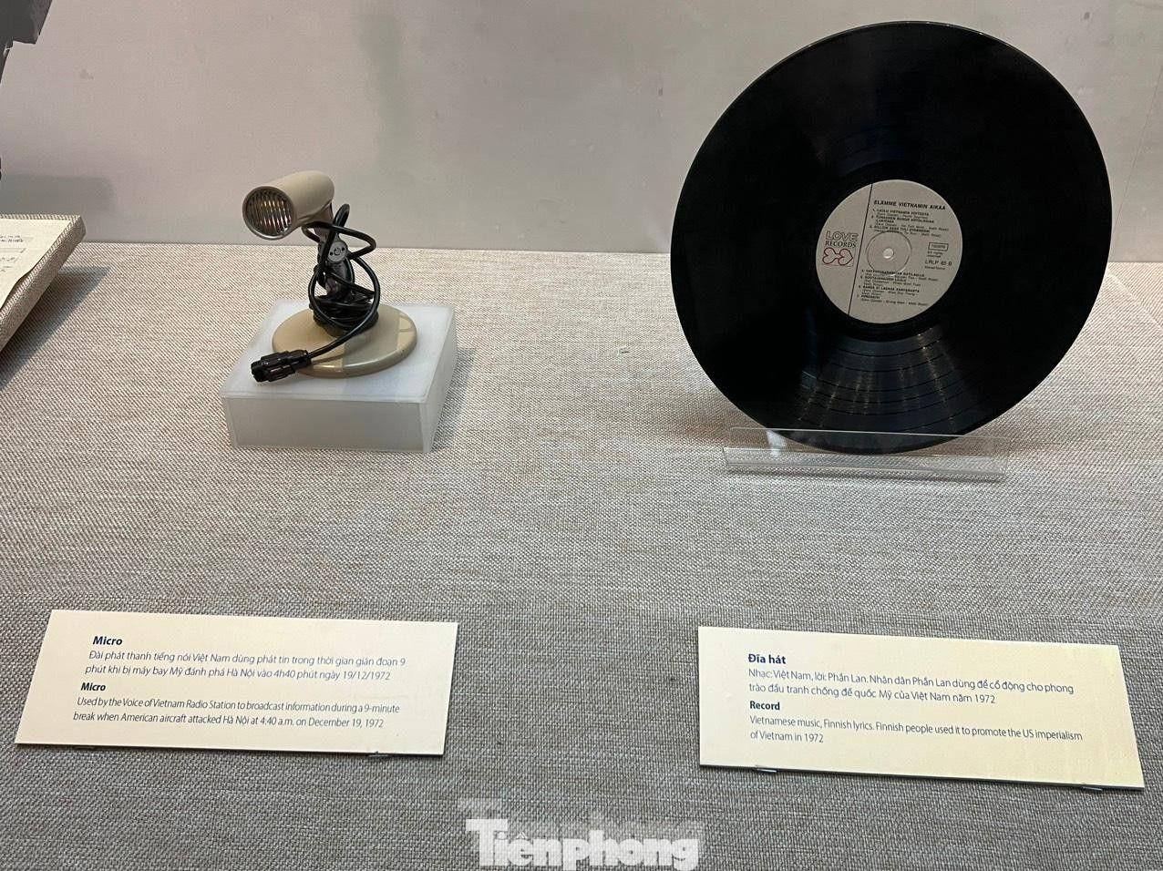 Micro của Đài tiếng nói Việt Nam dừng phát tín hiệu khi máy bay Mỹ bắn phá Hà Nội rạng sáng 19/12/1972 (trái). Chiếc micro được trưng bày cùng đĩa hát mà nhân dân Phần Lan sử dụng để cổ động phong trào đấu tranh chống đế quốc Mỹ năm 1972. Ảnh: NGỌC ÁNH. Micro của Đài tiếng nói Việt Nam dừng phát tín hiệu khi máy bay Mỹ bắn phá Hà Nội rạng sáng 19/12/1972 (trái). Chiếc micro được trưng bày cùng đĩa hát mà nhân dân Phần Lan sử dụng để cổ động phong trào đấu tranh chống đế quốc Mỹ năm 1972. Ảnh: NGỌC ÁNH.