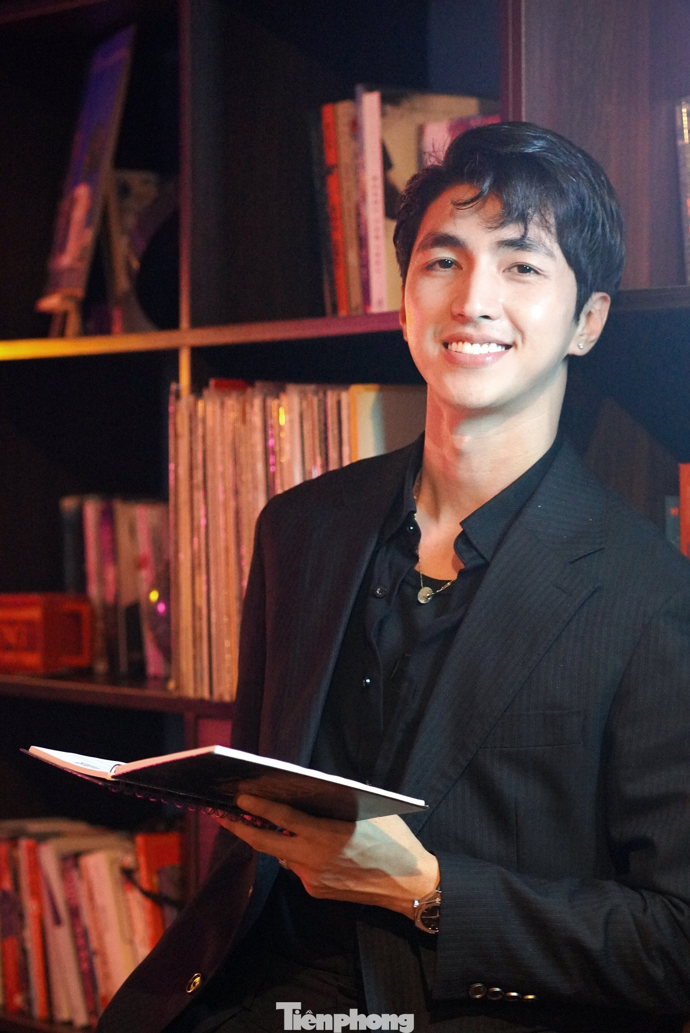 Sự tôn trọng của Phương Nga dành cho công việc của Bình An khiến anh càng trân trọng bà xã. Ảnh: TRỌNG QUÂN.