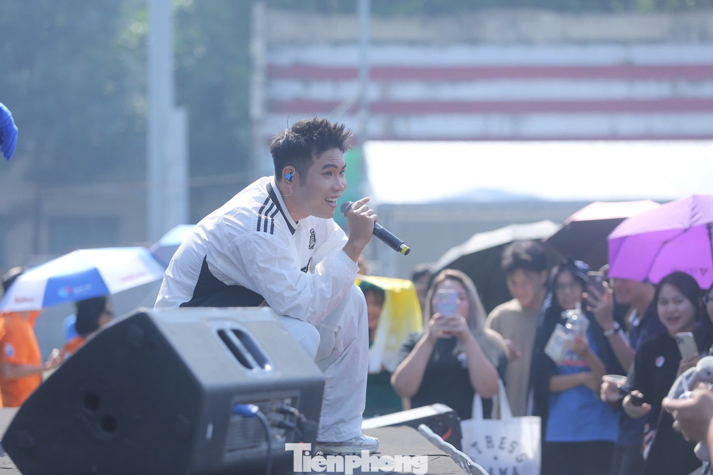 Rapper Phúc Du mang năng lượng bùng nổ khi xuất hiện trên sân khấu Ngày Thẻ Việt Nam 2024 - Sóng Festival. Nam rapper vừa bước lên sân khấu đã thu hút sự chú ý của đông đảo khán giả có mặt tại sân vận động Đại học Bách khoa Hà Nội.