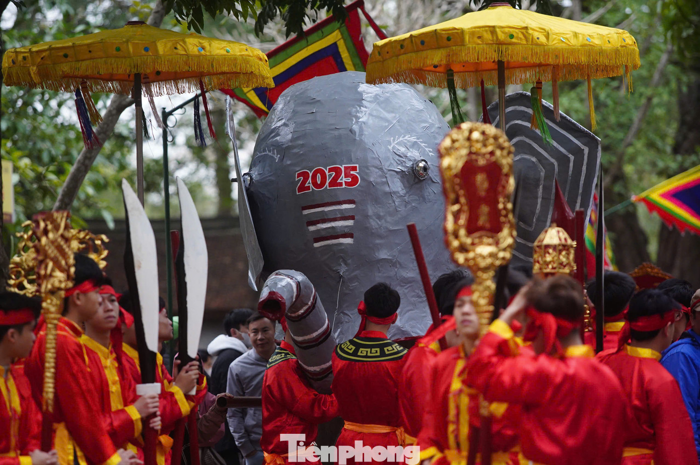 Lễ rước voi và lễ tế của thôn Dược Thượng (xã Tiên Dược) được chuẩn bị cầu kỳ. Voi của Thánh cũng góp công đánh đuổi ngoại xâm, trầu cau cũng được đem dâng để tỏ lòng biết ơn, tôn kính.