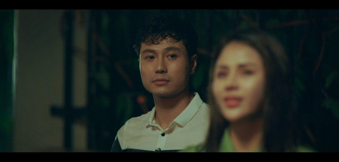 Sau hơn 10 tập phim của Đấu trí, Vũ và Lam (Lương Thu Trang) mới có một phân cảnh lãng mạn bên nhau sau khi Lam trở lại Đông Bình.