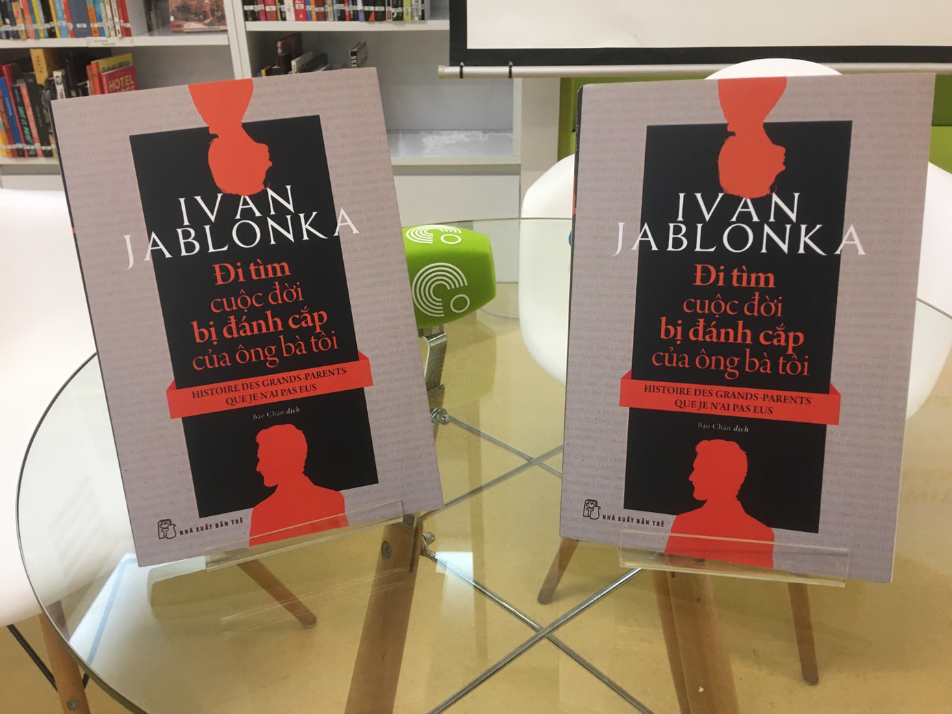 Đi tìm cuộc đời bị đánh cắp của ông bà tôi được NXB Trẻ giới thiệu. Đi tìm cuộc đời bị đánh cắp của ông bà tôi được NXB Trẻ giới thiệu.