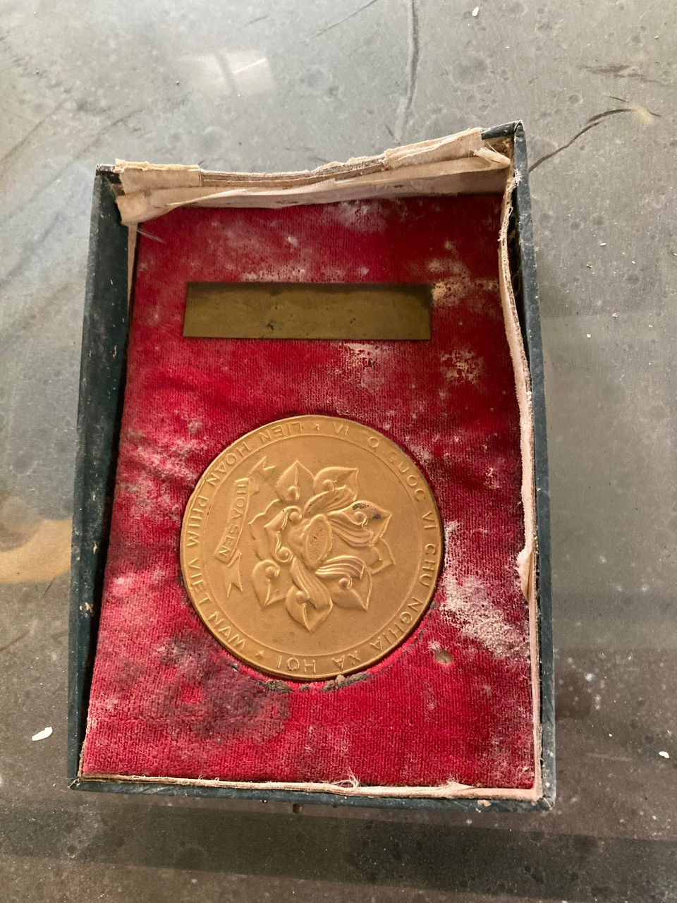 Cảnh đổ nát khiến các nghệ sĩ xót xa. Cảnh đổ nát khiến các nghệ sĩ xót xa.