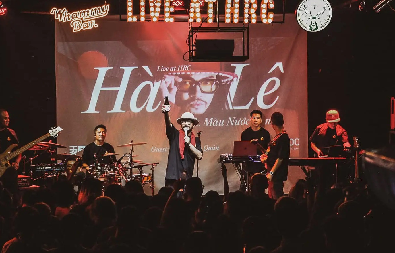 Hà Lê biểu diễn ở Hanoi Rock City. Hà Lê biểu diễn ở Hanoi Rock City.