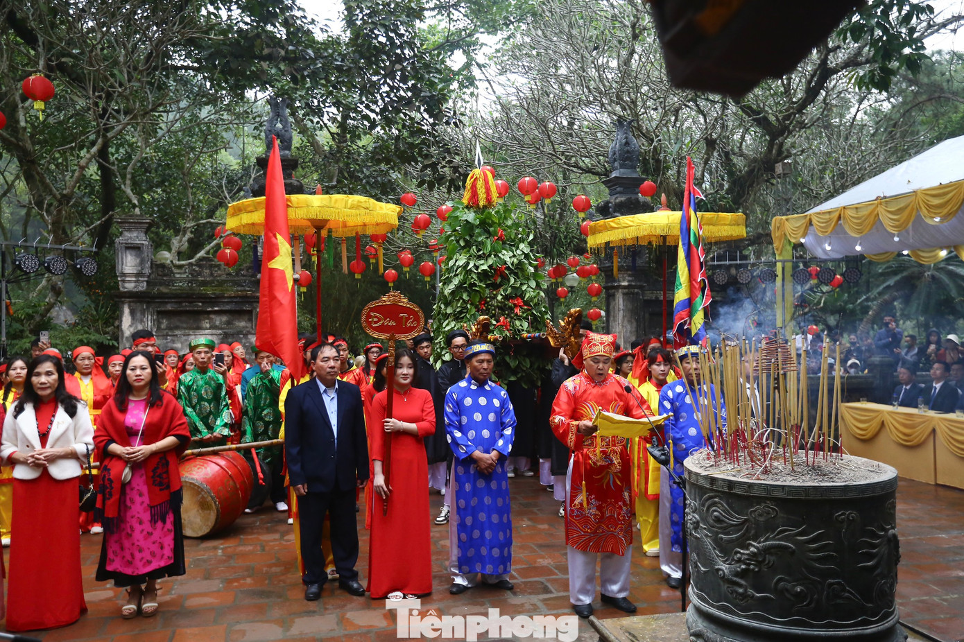 Sau lễ rước ngựa là lễ rước voi và lễ tế của thôn Dược Thượng (xã Tiên Dược) và lễ rước trầu cau, lễ tế của thôn Đan Tảo (xã Tân Minh). Voi của Thánh cũng góp công đánh đuổi ngoại xâm, trầu cau cũng được đem dâng để tỏ lòng biết ơn, tôn kính. Lễ rước ngà voi, cỏ voi, rước tướng và rước cầu húc nối tiếp màn tế lễ.