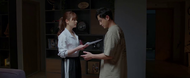 Hân cương quyết ly hôn, không tin những lời giải thích của chồng. Hân cương quyết ly hôn, không tin những lời giải thích của chồng.