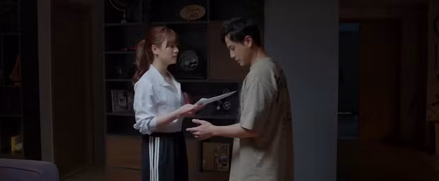 Hân cương quyết ly hôn, không tin những lời giải thích của chồng.