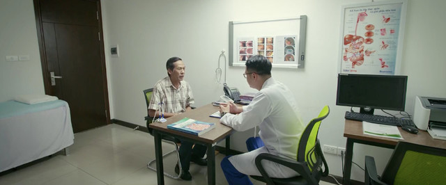 Ông Toại hỏi bác sĩ về tình trạng bệnh của con trai. Ông Toại hỏi bác sĩ về tình trạng bệnh của con trai.