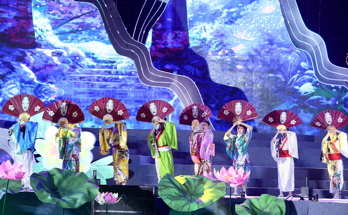 Vở hài kịch Kyogen có tên Cây nấm do Đoàn nghệ thuật Nhật Bản biểu diễn mang đến sắc màu văn hóa, nghệ thuật ấn tượng tại lễ khai mạc. Ảnh: Nguyễn Linh.