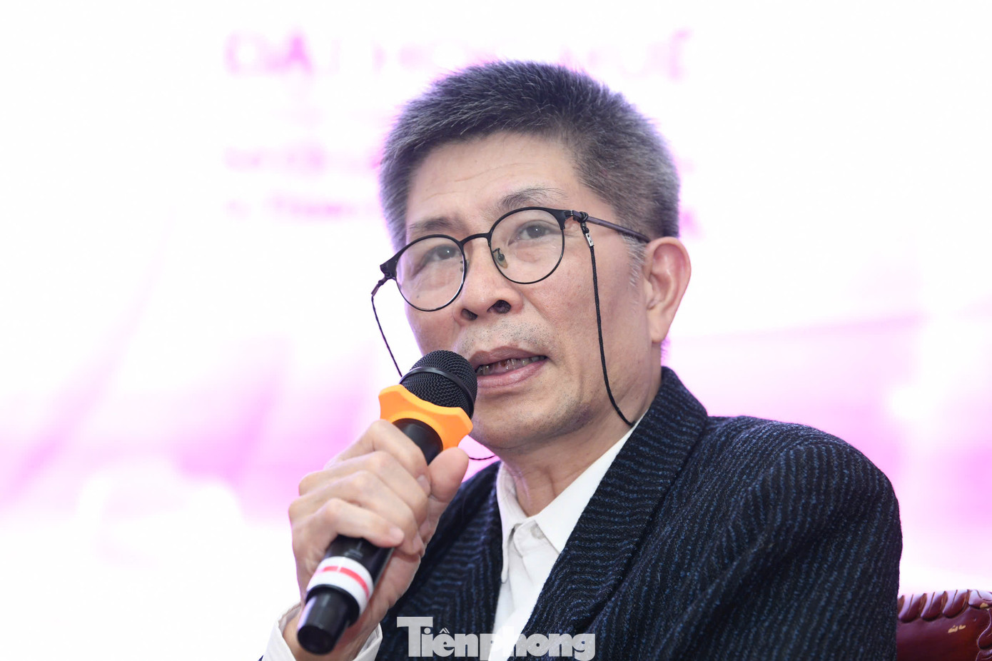 Nhà báo Trần Tuấn - Trưởng Văn phòng đại diện báo Tiền Phong tại miền Trung - phát biểu khai mạc ngày hội tuyển sinh Hoa hậu Việt Nam 2024 tại Đại học Huế. Ảnh: Trọng Tài.