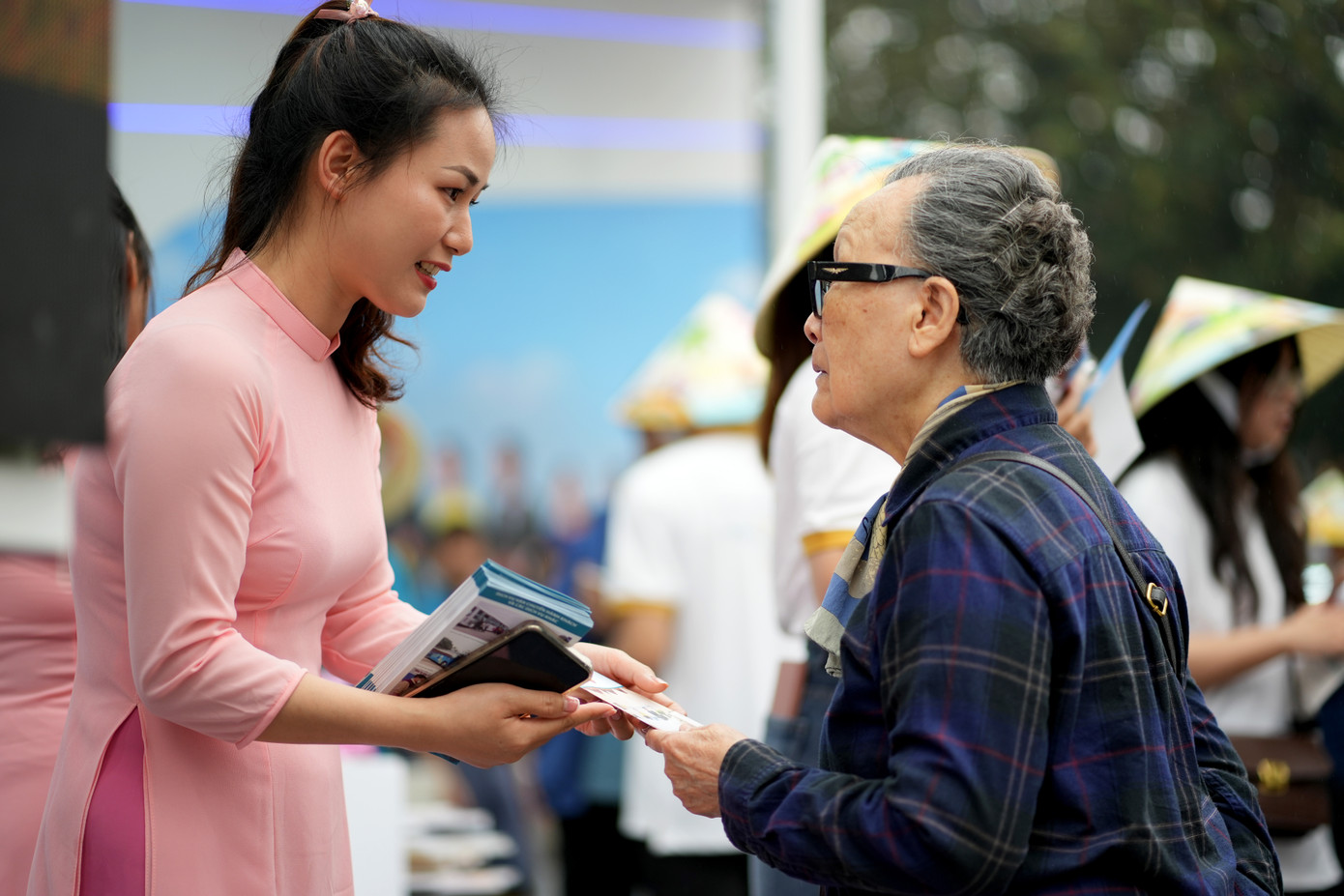 Hội chợ VITM Hà Nội 2023 mang đến nhiều sản phẩm du lịch hấp dẫn, độc đáo cho du khách lựa chọn. Các tour trải nghiệm văn hóa, tìm hiểu lịch sử như Biệt động Sài Gòn, Ký ức Sài Gòn - Chợ Lớn, Vùng đất nghĩa sĩ... được quan tâm. Ảnh: TRỌNG QUÂN.