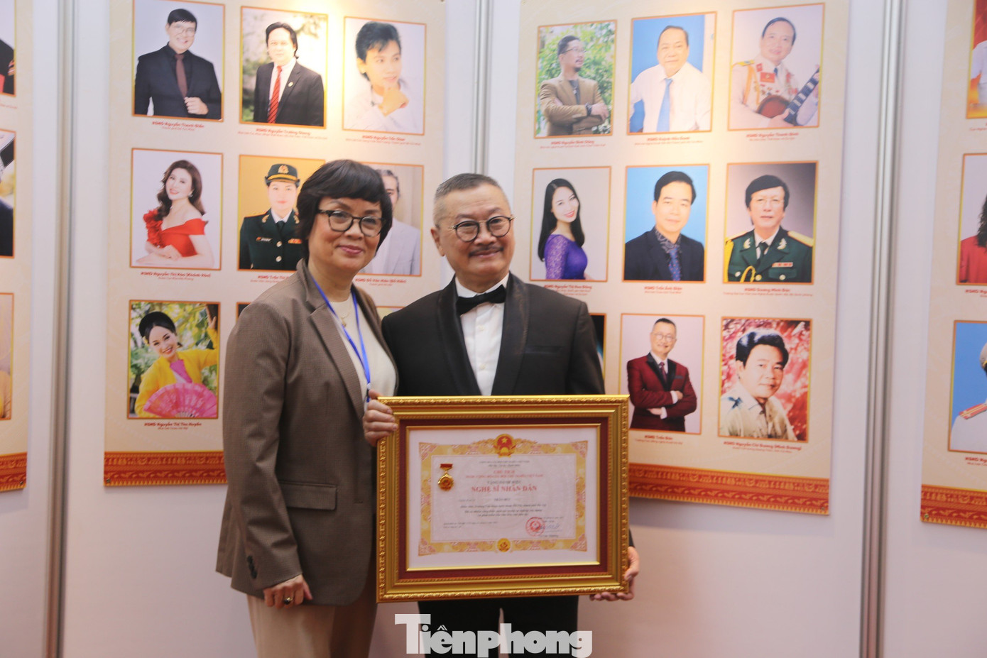 NSND Trần Đức sinh năm 1954 tại Hà Nội. Ông có trên 30 năm công tác tại Nhà hát Kịch Hà Nội, sau đó chuyển sang giảng dạy ở trường Cao đẳng Nghệ thuật Hà Nội đến khi về hưu. NSND Trần Đức nổi tiếng với nhiều vai phản diện trên màn ảnh nhỏ. Tuy nhiên, trên sân khấu kịch, ông thường xuyên được giao vai hiền lành, tử tế.