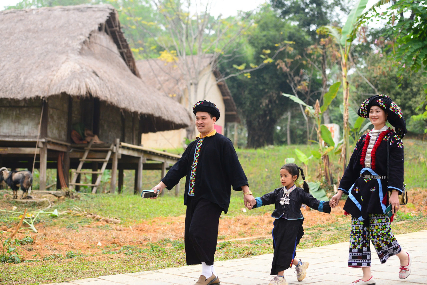 Không khí vui tươi xuống chợ của đồng bào dân tộc.