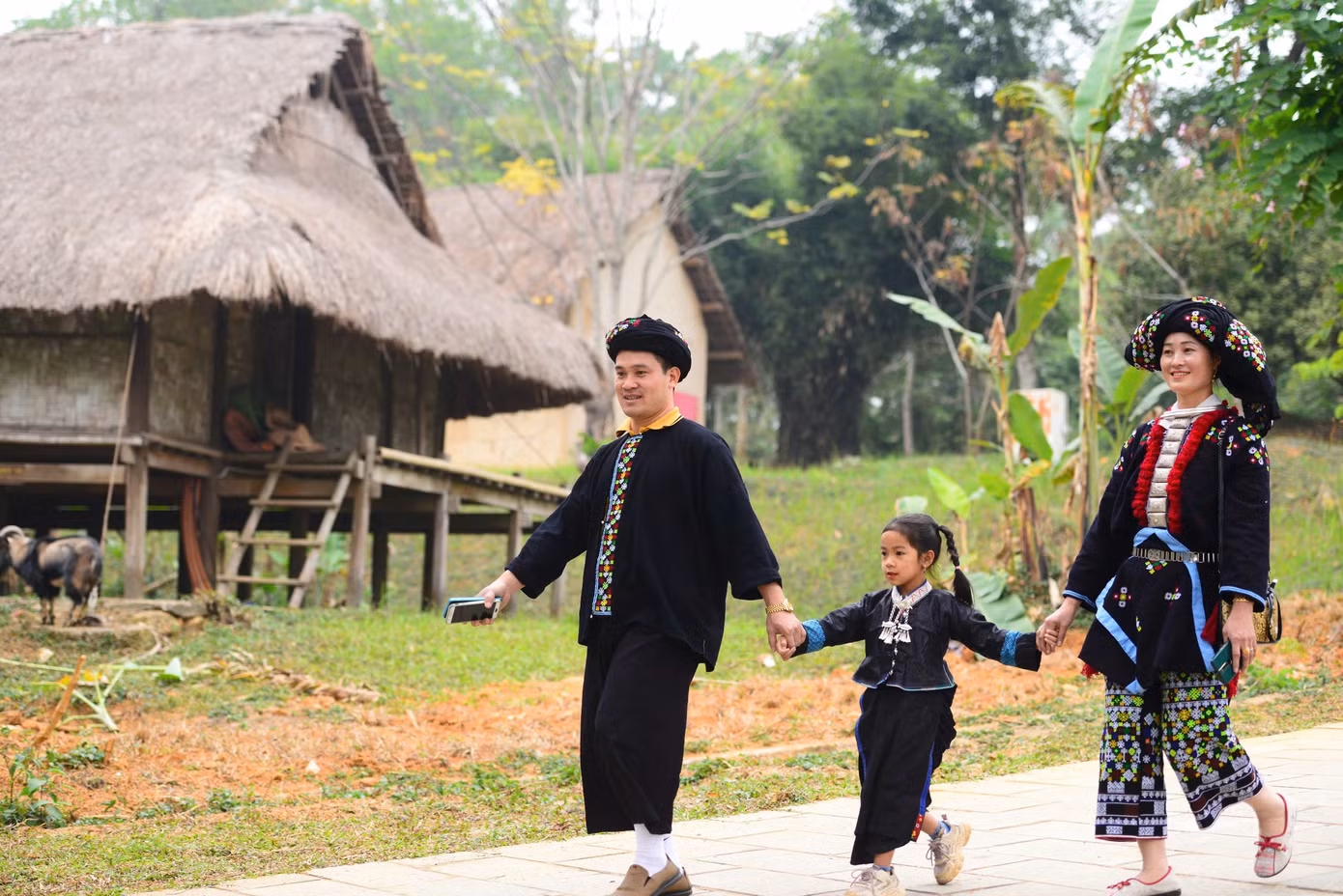 Không khí vui tươi xuống chợ của đồng bào dân tộc.