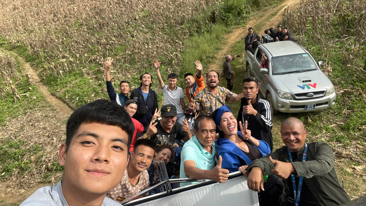 Đoàn phim kỷ niệm ngày quay cuối cùng.