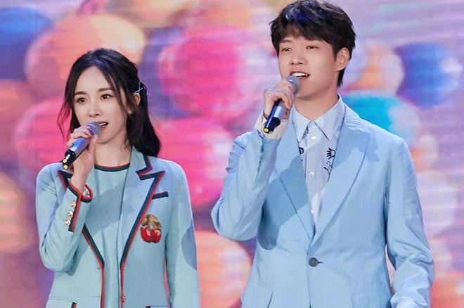 Sau cuộc hôn nhân tan vỡ, Dương Mịch bị bắt gặp hẹn hò với nam diễn viên kém tuổi - Ngụy Đại Huân. Sau cuộc hôn nhân tan vỡ, Dương Mịch bị bắt gặp hẹn hò với nam diễn viên kém tuổi - Ngụy Đại Huân.