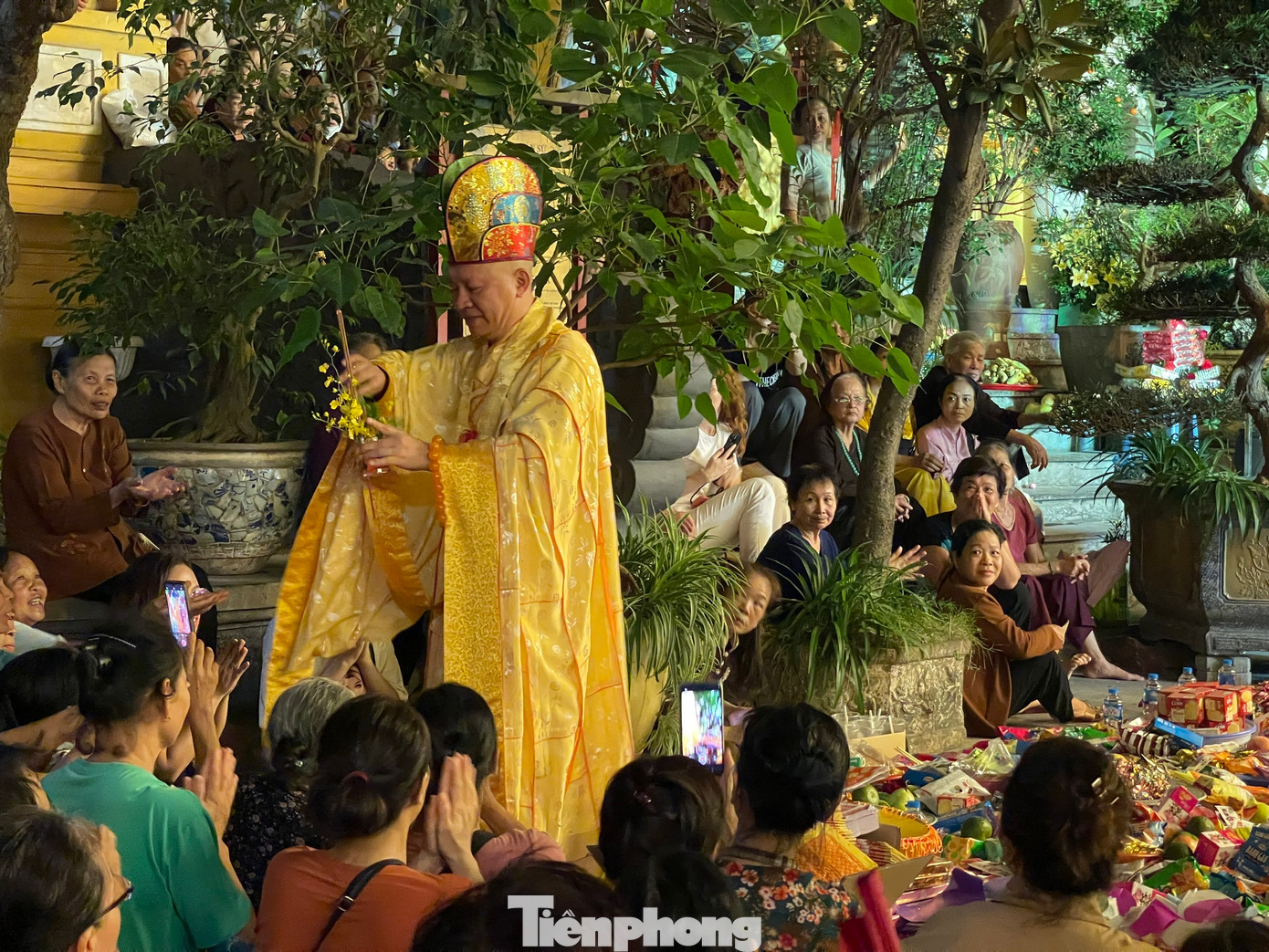 Hầu hết chùa đều tụng Mông sơn thí thực vào cuối chiều mỗi ngày, để cúng thí cho cô hồn. Theo lời Đức Phật dạy buổi chiều là giờ ăn của ngạ quỷ. Nghi lễ tại chùa Quán Sứ bắt đầu lúc 19h, nhưng hàng trăm Phật tử tới từ đầu giờ chiều để sửa soạn lễ.