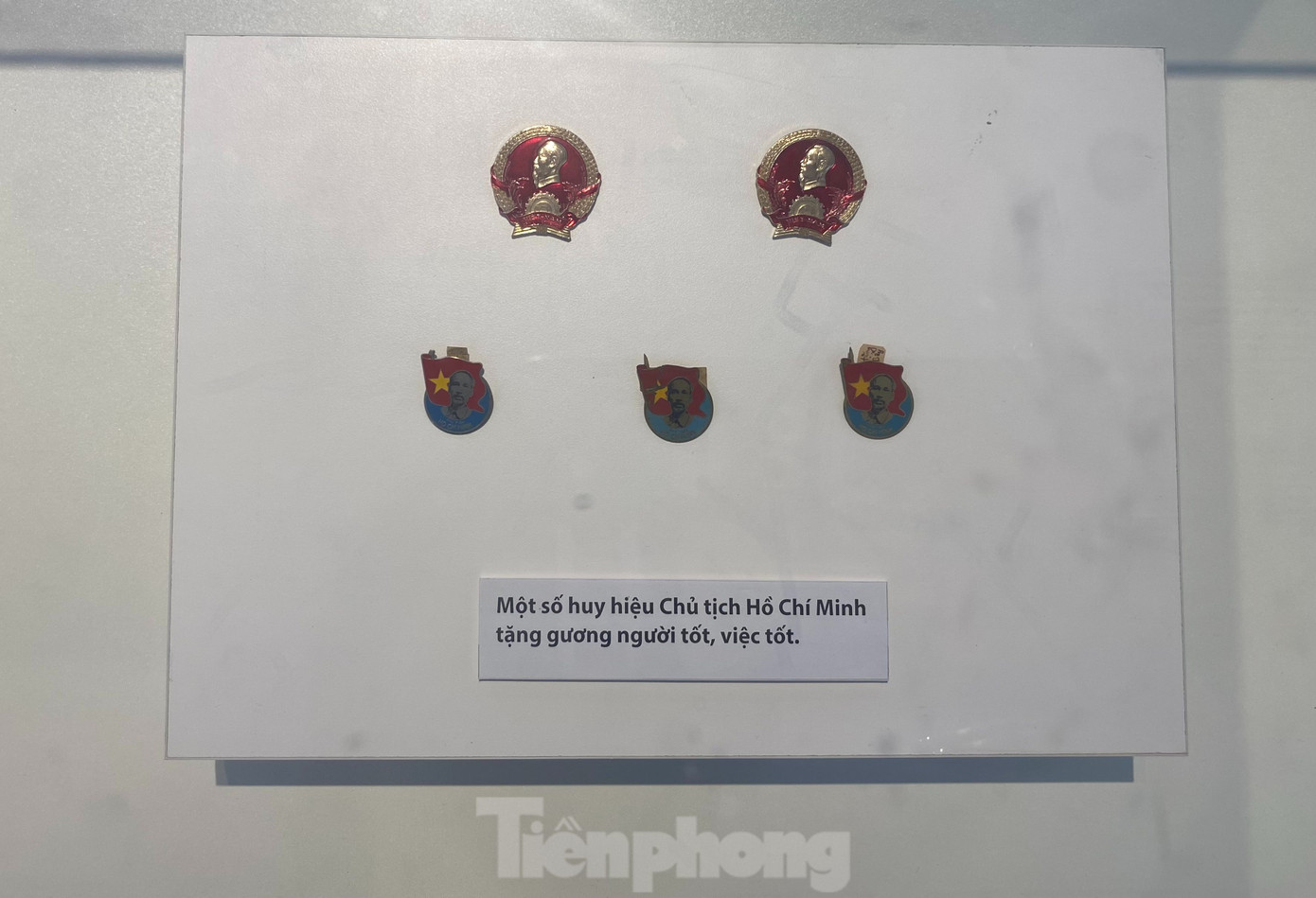 Tư liệu sưu tập báo cắt dán về gương người tốt việc tốt được Chủ tịch Hồ Chí Minh biểu dương và một số huy hiệu Bác Hồ gửi tặng tấm gương người tốt việc tốt.