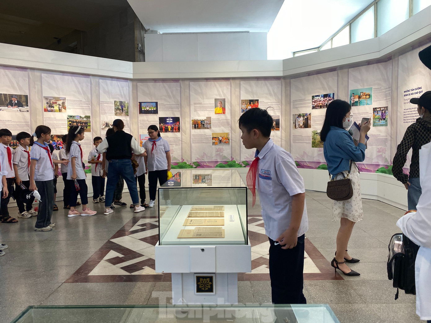 Phần 1 của triển lãm có tên Học tập và làm theo tư tưởng, đạo đức, phong cách Hồ Chí Minh là việc làm thường xuyên của toàn Đảng, toàn dân ta. Nội dung phần 1 khẳng định việc học tập và làm theo theo tư tưởng, đạo đức, phong cách Hồ Chí Minh đã được Đảng và Nhà nước ta phát động ngay sau khi Người qua đời thông qua phong trào thi đua Sống, chiến đấu, lao động và học tập theo gương Bác Hồ vĩ đại.