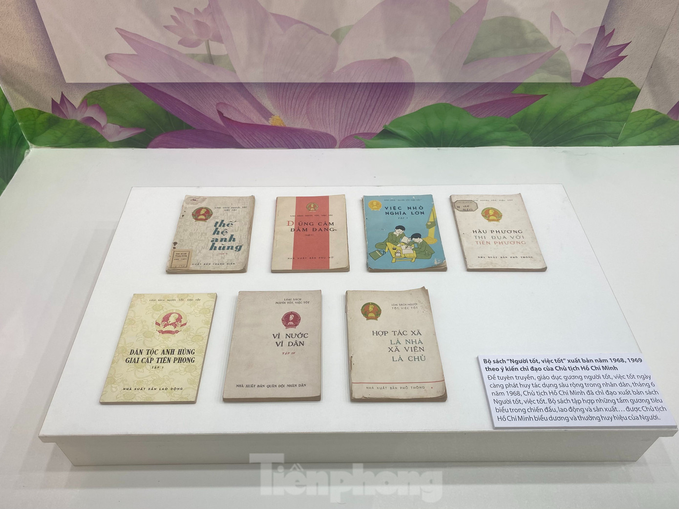 Tư liệu sưu tập báo cắt dán về gương người tốt việc tốt được Chủ tịch Hồ Chí Minh biểu dương và một số huy hiệu Bác Hồ gửi tặng tấm gương người tốt việc tốt.