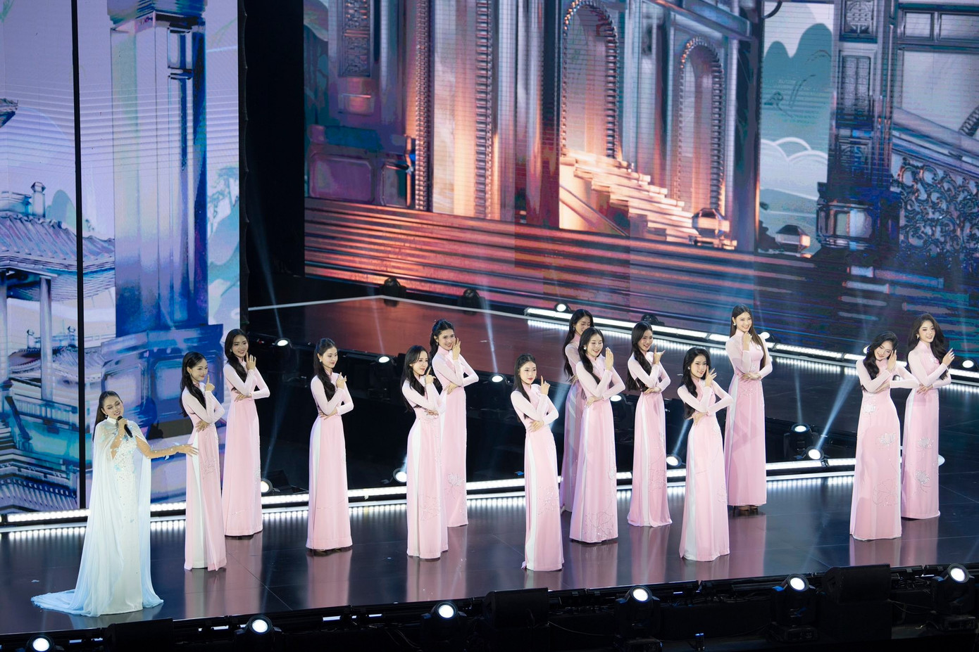 Sân khấu hình chữ X giúp thí sinh thoải mái khi trình diễn.