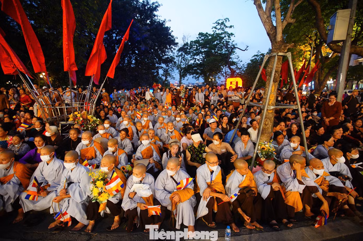 Nhằm bảo đảm giao thông trong dịp đại lễ Phật đản, Công an TP Hà Nội sẽ phân luồng, hạn chế phương tiện tại nhiều tuyến đường theo khung giờ. Từ 18h30 đến 21h tối 13/5, các loại phương tiện trên hoạt động trên tuyến Lý Thường Kiệt (đoạn từ Lý Thường Kiệt - Phan Bội Châu đến Lý Thường Kiệt - Hàng Bài) bị hạn chế.