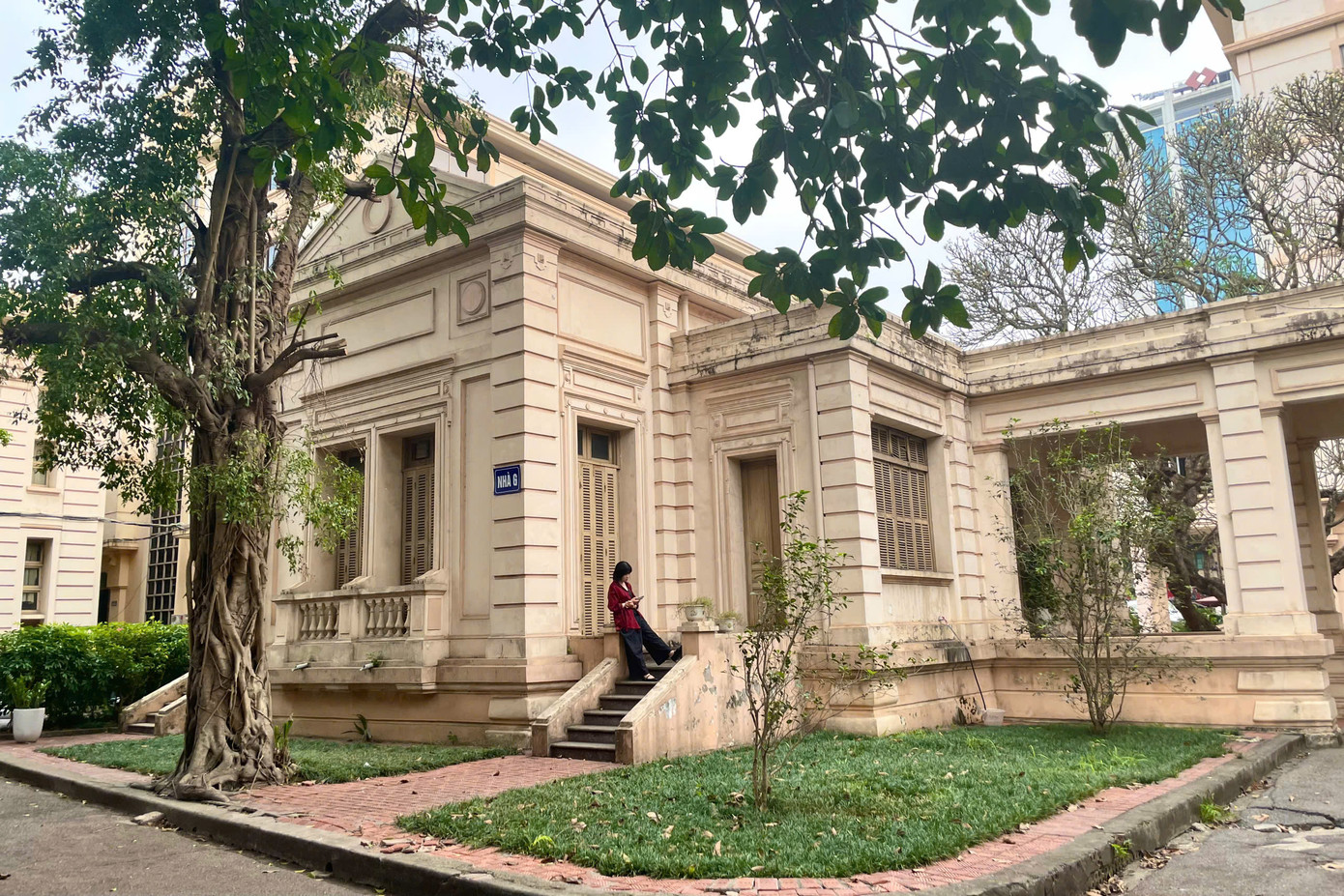 Sau ngày giải phóng miền Nam, thống nhất đất nước năm 1975, để thực hiện mục tiêu cải thiện đời sống văn hoá của nhân dân, Nhà nước tăng cường đầu tư cho lĩnh vực văn hoá, giáo dục, y tế. Thư viện Quốc gia chính thức được mang tên Thư viện Quốc gia Việt Nam.