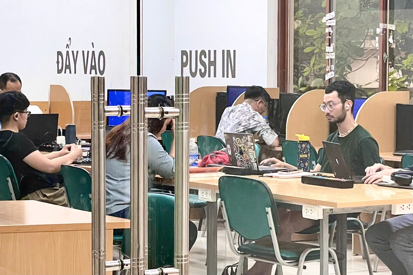 Thư viện Quốc gia Việt Nam tiền thân là Thư viện Trung ương Đông Dương thuộc Nha Lưu trữ và Thư viện Đông Dương, thành lập ngày 29/11/1917. Thư viện chính thức mở cửa phục vụ người đọc ngày 1/9/1919. Từ năm 1935 đến năm 1953, qua nhiều giai đoạn lịch sử, Thư viện đã nhiều lần đổi tên thành các tên gọi khác nhau.