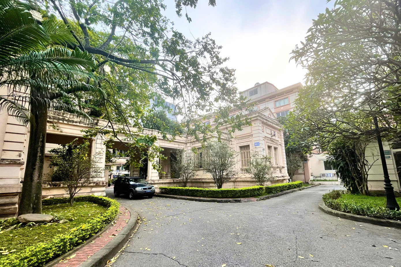 Gói thầu lắp đặt hệ thống phòng cháy chữa cháy được gia hạn đến ngày 31/12/2023, nhưng đến thời điểm thanh tra, gần một năm sau, vẫn chưa được nghiệm thu, bàn giao đưa vào sử dụng. Trong khi đó, gói thầu lắp đặt nội thất đã hoàn công, quyết toán nhưng khi kiểm tra thực tế, nhiều thiết bị chưa được lắp đặt đúng vị trí thiết kế.