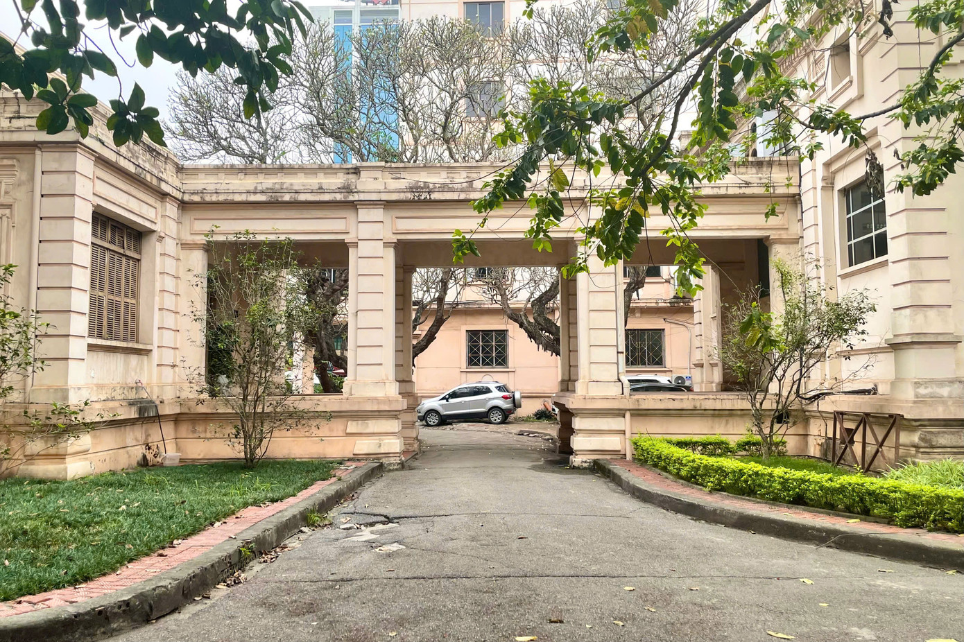 Kết luận thanh tra cũng chỉ ra hàng loạt vi phạm trong công tác đấu thầu. Ban quản lý dự án đã thực hiện quy trình chỉ định thầu với một số gói thầu tư vấn không đúng với phương thức lựa chọn nhà thầu trong Kế hoạch đấu thầu được phê duyệt.