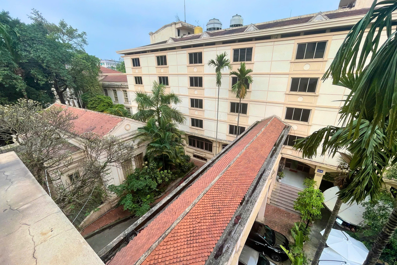 Đoàn thanh tra xác định nguyên nhân chính dẫn đến chậm tiến độ là do công tác phối hợp giữa chủ đầu tư và các bên (đặc biệt là với Thư viện Quốc gia Việt Nam) &quot;chưa chặt chẽ&quot;. Ban Quản lý dự án đầu tư xây dựng (Ban QLDA) cũng bị chỉ ra là &quot;còn chậm trễ trong quá trình lập, trình phê duyệt Kế hoạch lựa chọn nhà thầu lần 1, đồng thời chưa chủ động trong công tác quản lý tiến độ thực hiện dự án&quot;.